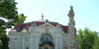 Der „Schmuckkasten“ — Das Stadttheater in Kecskemét