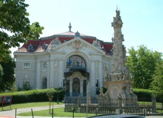 Der „Schmuckkasten“ — Das Stadttheater in Kecskemét