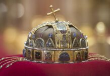 Warum ist die Krone schief?