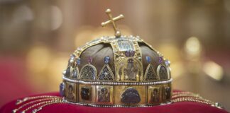 Warum ist die Krone schief?