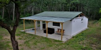 Haus im Wald mit wunderschönem Panorama — Erdei ház gyönyörű környezetben