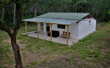 Haus im Wald mit wunderschönem Panorama — Erdei ház gyönyörű környezetben