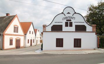 Touristenparadies mit modernem Empfangsgebäude in Hajós
