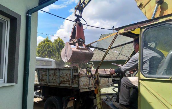 Schwere, schmutzige Arbeiten mit Maschinen