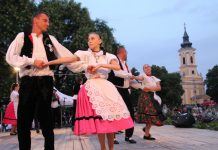 Trachtentag in Hajosch — mit Kellerbesuch!