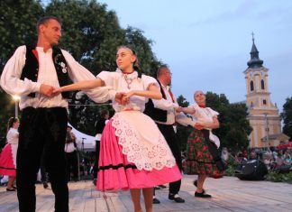 Trachtentag in Hajosch — mit Kellerbesuch!