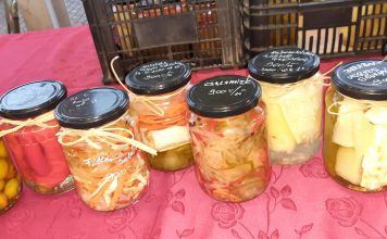 Soltvadkert: Hausgemachte Käse, saurer Salat und Kompott – Házilag készített sajtok, savanyúságok és befőttek
