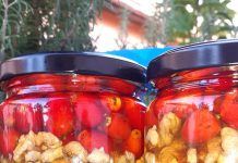 Hausgemachte Käse, saurer Salat und Kompott