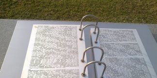 Kränze für die Opfer und Helden auf dem Soldatenfriedhof