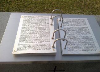 Kränze für die Opfer und Helden auf dem Soldatenfriedhof