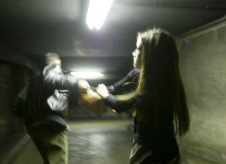 Fünfzigjähriger Mann von vierzehnjährigen Mädchen geprügelt