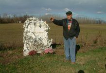 Ein ehemaliger Jugoslawiendeutscher mit Volksbräuchen und Satiren