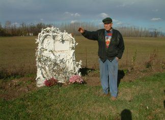 Ein ehemaliger Jugoslawiendeutscher mit Volksbräuchen und Satiren