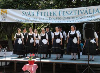 Gegessen, gesungen, getanzt — und einen schönen Tag in Császártöltés verbracht