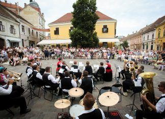 Neun sommerliche ungarndeutsche Open-Air-Konzerte in der Innenstadt von Fünfkirchen / Pécs