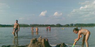 Sandburgen, sogar: Sandstatuen am Soltvadkerter See