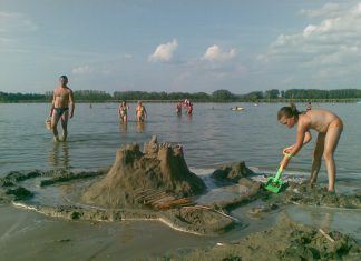 Sandburgen, sogar: Sandstatuen am Soltvadkerter See