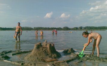 Sandburgen, sogar: Sandstatuen am Soltvadkerter See