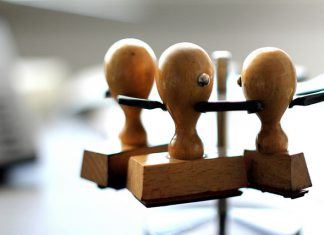 Lajos‘ Geheimnisse: Geld, Behörde, Strom