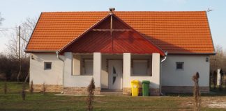 Két eladó ház — Zwei Häuser zu verkaufen