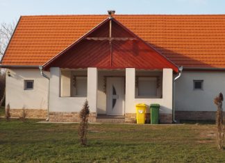 Két eladó ház — Zwei Häuser zu verkaufen