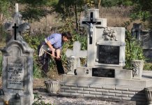 Teamarbeit auf dem Friedhof