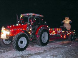 Beleuchtete Traktoren warten auf den Weihnachtsmann in Soltvadkert