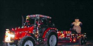 Beleuchtete Traktoren warten auf den Weihnachtsmann in Soltvadkert