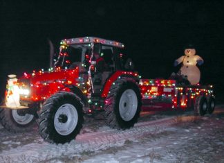 Beleuchtete Traktoren warten auf den Weihnachtsmann in Soltvadkert