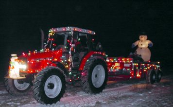 Beleuchtete Traktoren warten auf den Weihnachtsmann in Soltvadkert