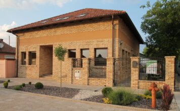 Weinhaus / „Borház“: modernisierte Weinbautradition in der Kleinregion von Soltvadkert