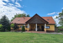 Haus in der ungarischen Tiefebene — Ház a magyar alföldön