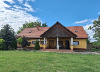 Haus in der ungarischen Tiefebene — Ház a magyar alföldön