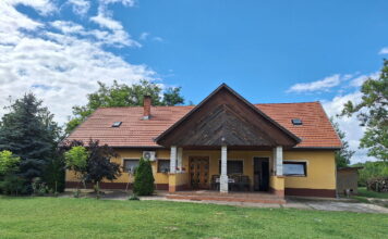 Haus in der ungarischen Tiefebene — Ház a magyar alföldön