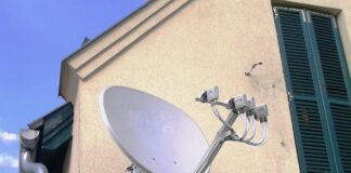 Montage von Satellit Antennen