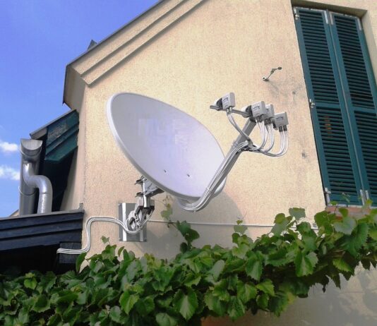 Montage von Satellit Antennen