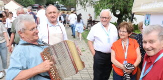 Ungarndeutsche Kochkunst und Musik in Tschasartet / Császártöltés